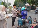 Kapolres Bondowoso Bagi Takjil Jelang Buka Puasa