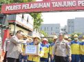 Polres Tanjung Perak Bagi Bansos ke Petugas Kebersihan