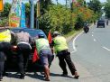 Satlantas Polres Bojonegoro Sigap Bantu Mobil Pemudik Mogok