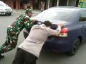 Bantu Dorong Mobil Pemudik, Sinergitas TNI-Polri Tulungagung