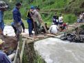 Sinergitas TNI-POLRI Situbondo Bantu Perbaiki Jembatan Akibat Banjir