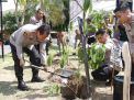 Kapolda Jatim Kunjungi Polres Situbondo, Santuni Anak Yatim dan Tanam Pohon Pule