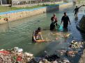 Polisi RW Polres Tuban Bareng Warga Bersihkan Sampah di Sungai