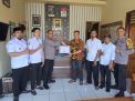 Polsek Wringin Terima Penghargaan dari Kepala Desa Gubrih