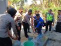 Kekeringan Melanda, Polisi Bantu Droping Air Bersih ke Warga