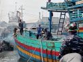 Prajurit Lanal Bantu Penanggulangan Kebakaran Kapal di Pelabuhan Jongor Kota Tegal