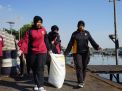 Polwan Polres Gresik Bersihkan Lingkungan Pantai