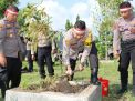 Polres Tulungagung Tanam Pohon Buah, Polri Lestarikan Negeri