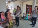 Kapolsek Tegal Ampel Bagi Sembako ke Warga Kurang Mampu