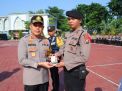 Kapolres Gresik Berikan Buku Panduan Pengamanan Pemilu dan Netralitas Polri