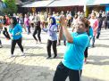 dr. Anna Susanti, Doddy Eka Putra dan Hikmatul Ulya Caleg Partai Gelora Bersama Warga Bubutan Gelar Senam Gelora