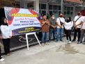 Beri Karangan Bunga, Puluhan Massa Dukung dan Apresiasi Kinerja KPU