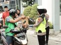 Polres Gresik Bagi Ratusan Takjil di Bulan Ramadhan Penuh Berkah