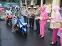 Bulan Penuh Berkah, Polres Bondowoso Berbagi Takjil ke Pengendara