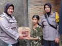 Polwan Polres Tanjung Perak Bansos Door to Door ke Warga Kurang Mampu