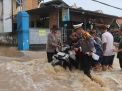 Polres Pasuruan Kota Bersama TNI dan Warga Sigap Tangani Banjir