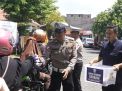 Satlantas Polres Gresik Bagi Makanan ke Pengendara di Jum'at Berkah