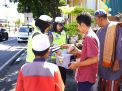 Srikandi Satlantas Polres Gresik Patroli dan Bagi Makanan di Jum'at Berkah