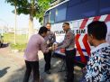 Sambut Hari Bhayangkara ke-78, Satlantas Polres Gresik Bagi Makanan ke Pemohon SIM
