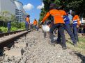 PT KAI Daop 8 Surabaya Lakukan Sterilisasi Jalur KA Stasiun Wonokromo - Sepanjang