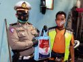 Ditlantas Polda Jatim Bagi Bansos ke Masyarakat Terdampak PPKM