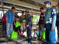 Danlanal Cilacap Bagikan Ratusan Paket Sembako ke Nelayan