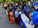 Lanal Cilacap Berbagi Nasi Kotak ke Masyarakat