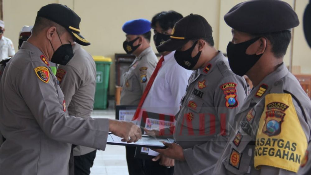 Kapolres Sampang Berikan 10 Piagam Lomba Penanganan Peristiwa Pidana