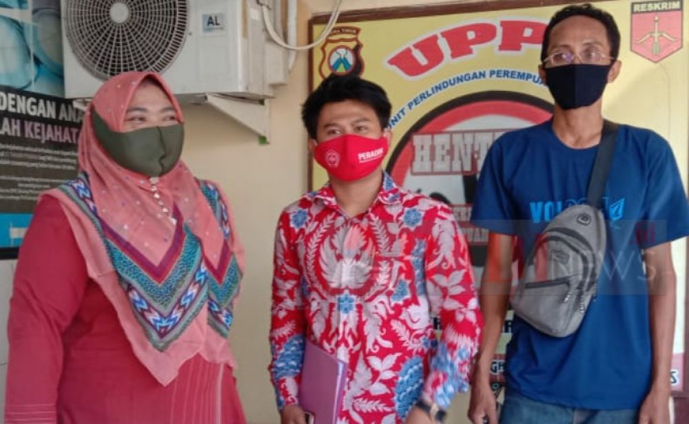 Korban R bersama orang tuanya saat laporan di Polres Sampang