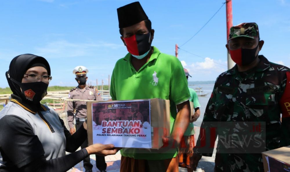 Kapolres AKBP Ganis Setyaningrum memberikan bantuan pada warga sekitar