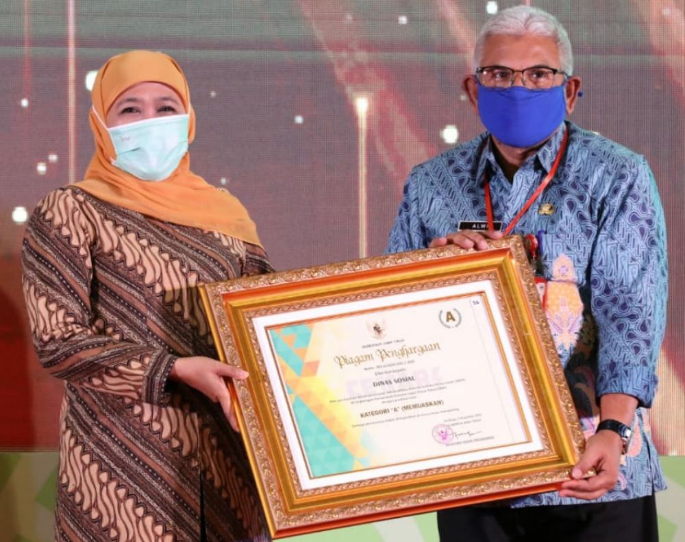 Gubernur Khofifah saat penyerahan simbolis