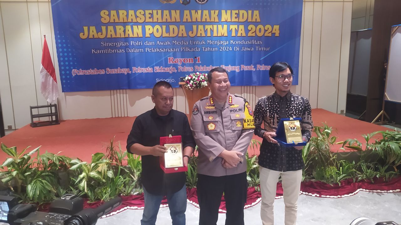 Kabid Humas Polda Jatim Kombespol Dirmanto bersama awak media