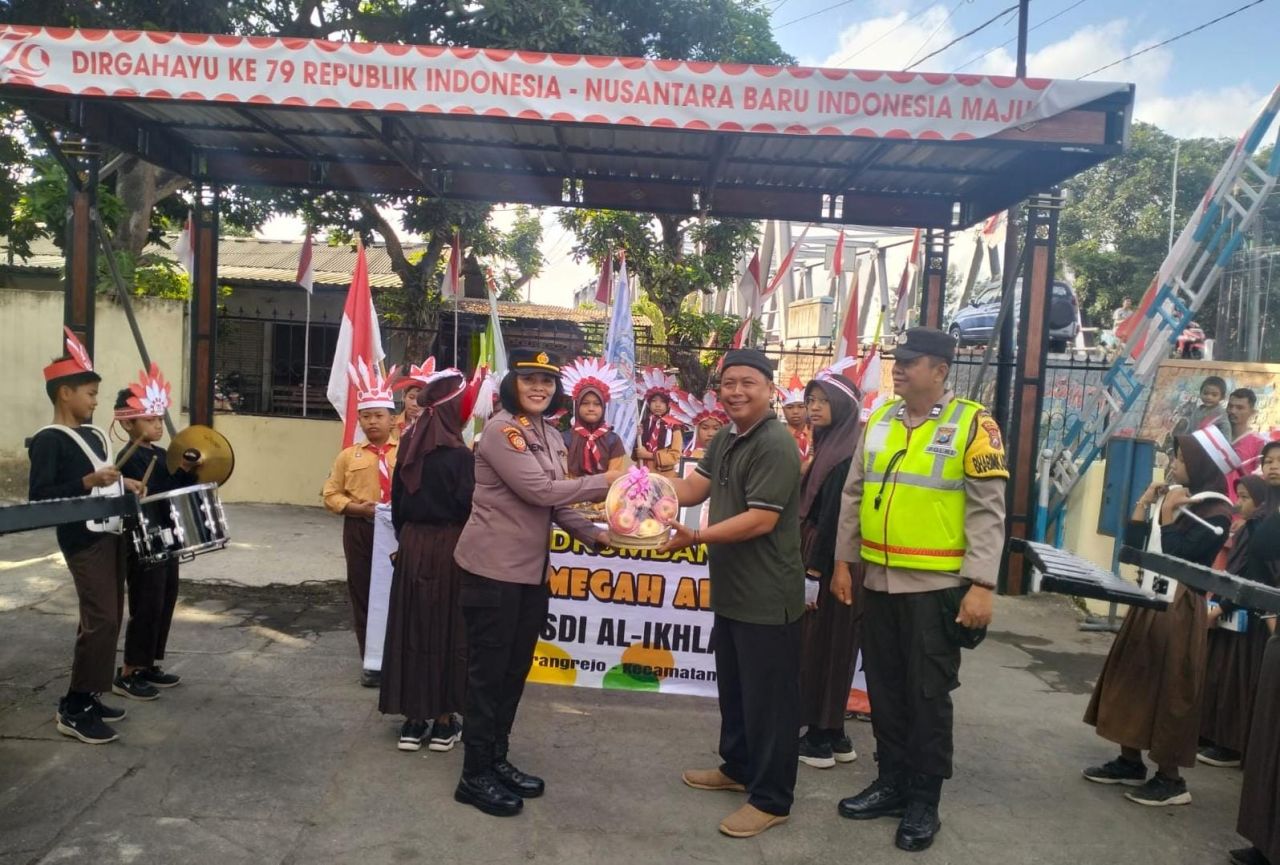 Kapolsek Karangrejo AKP Nenny Sasongko berikan bingkisan