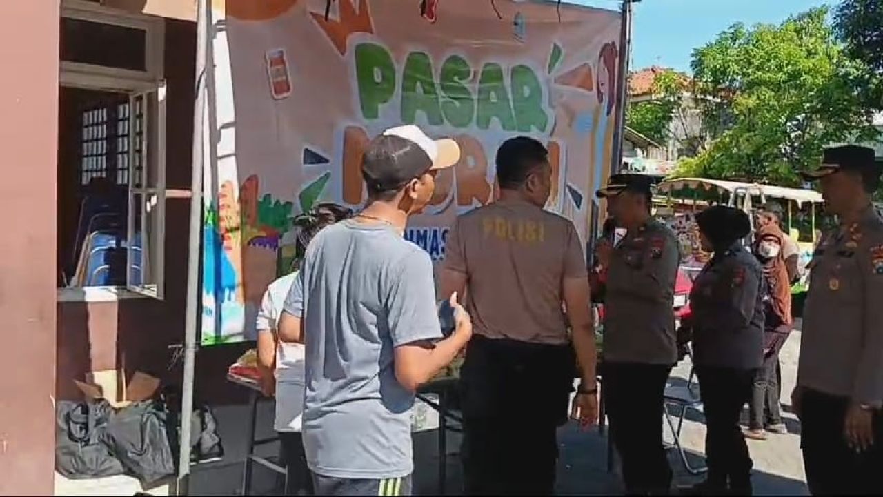 Pemberian paket sembako ke warga