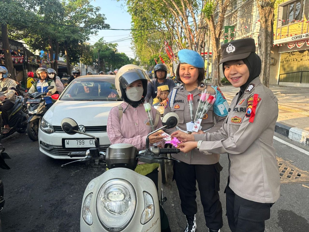 Polwan Polres Gresik berikan cokelat ke pengendara