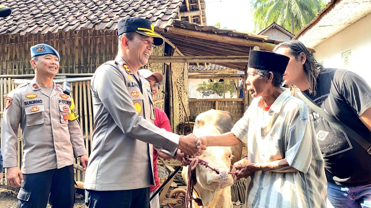 Kapolres Lumajang AKBP Mohammad Zainur Rofik kembalikan sapi ke pemilik