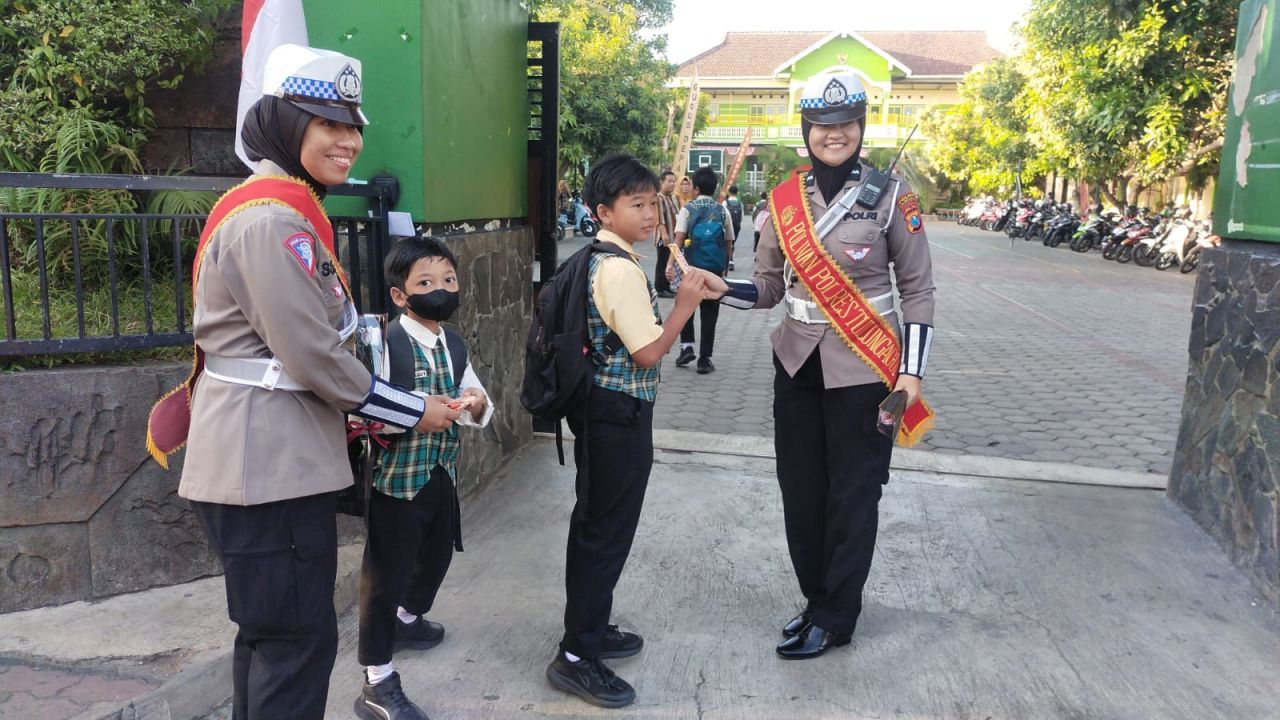 Polwan Polres Tulungagung bagikan bunga dan cokelat di HUT Polwan RI