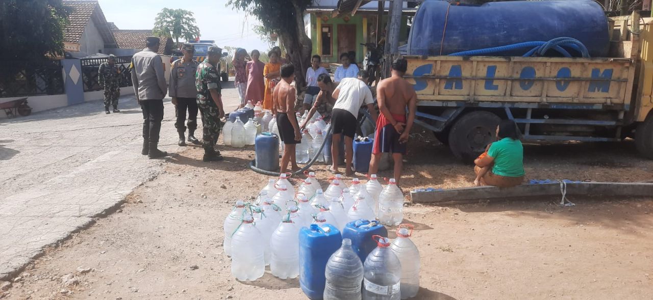 Polsek Rejotangan Salurkan 2 Truk Tangki Air Bersih ke Warga