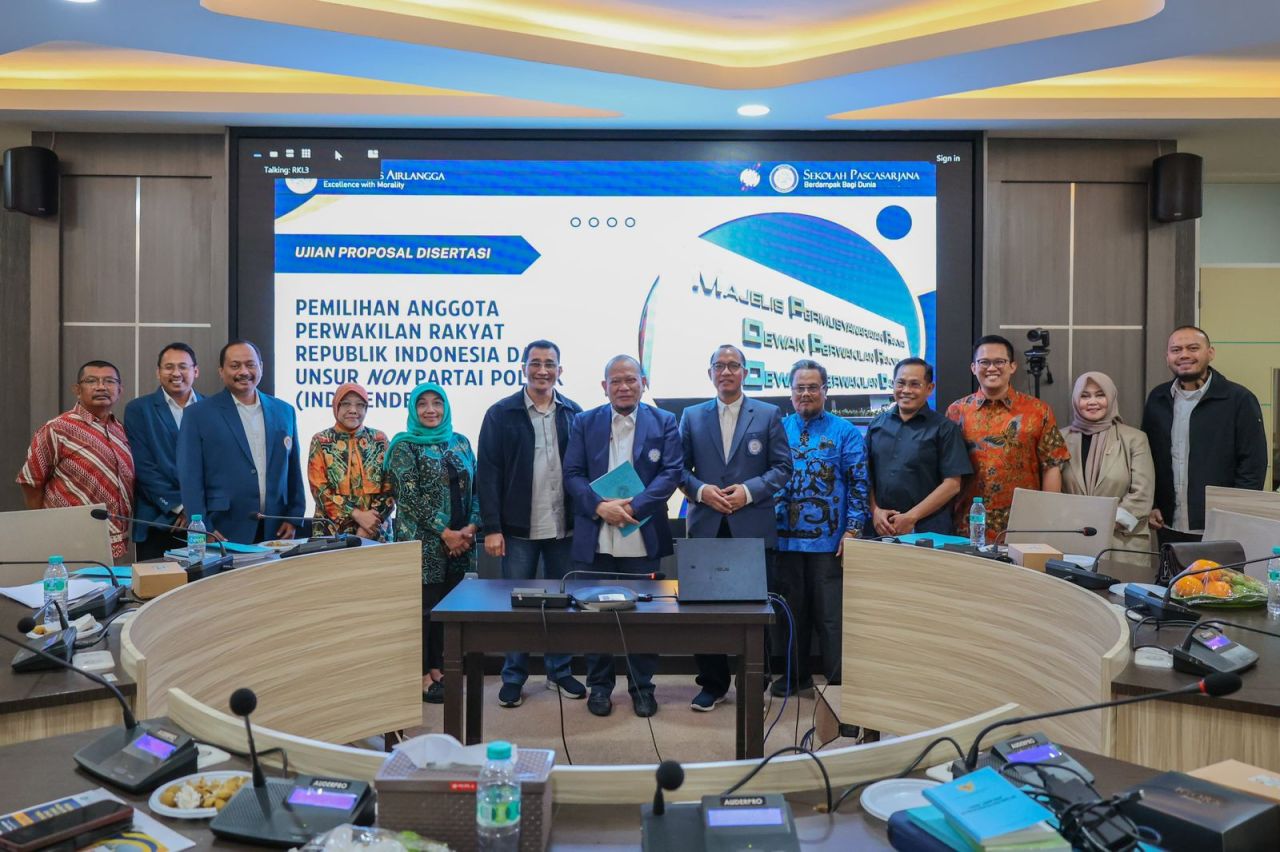 Ketua DPD RI AA LaNyalla Mahmud Mattalitti bersama para penguji Doktoral Unair