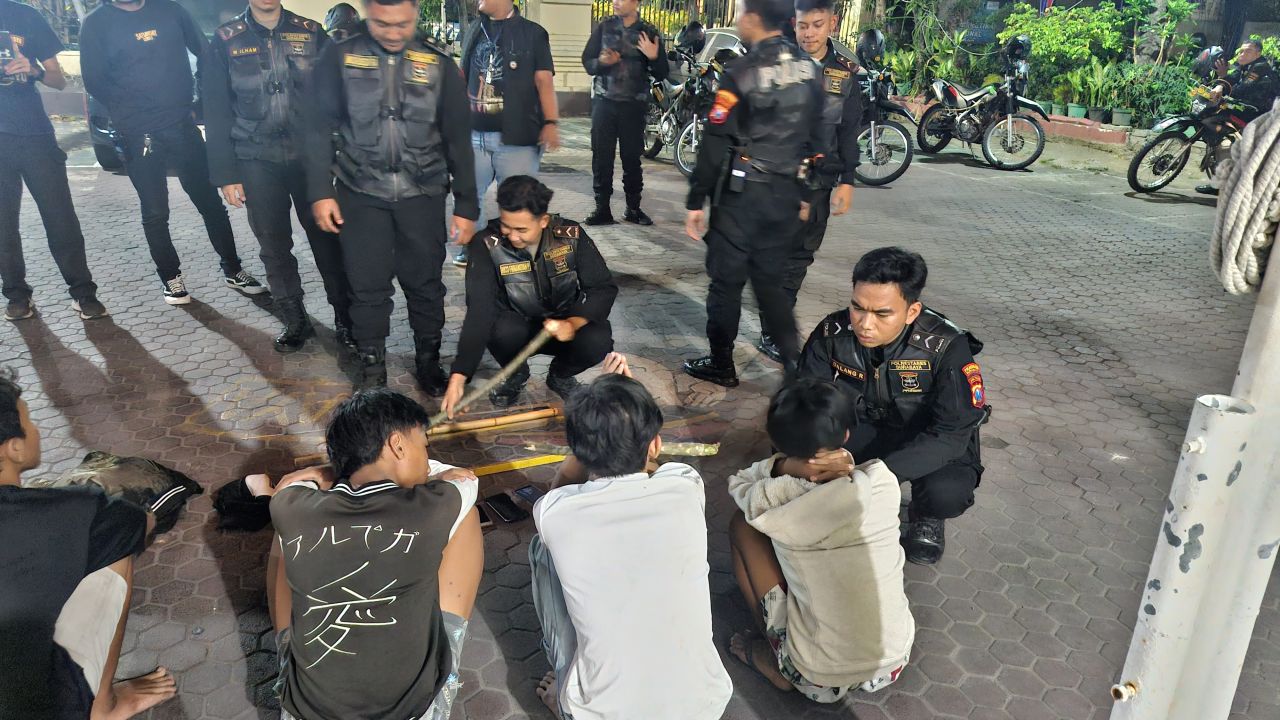 Polisi Amankan 5 Anggota Gengster di Pasar Kembang Surabaya
