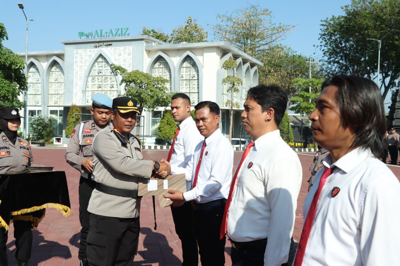 Kapolres Gresik AKBP Arief Kurniawan beri reward anggota berprestasi
