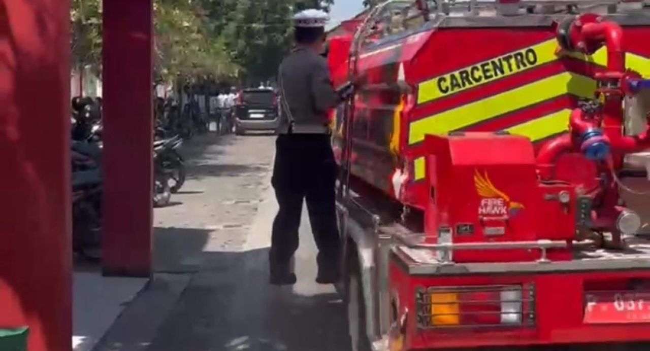 Satlantas Polres Bondowoso bantu padamkan kebakaran di SMKN 1 Bondowoso