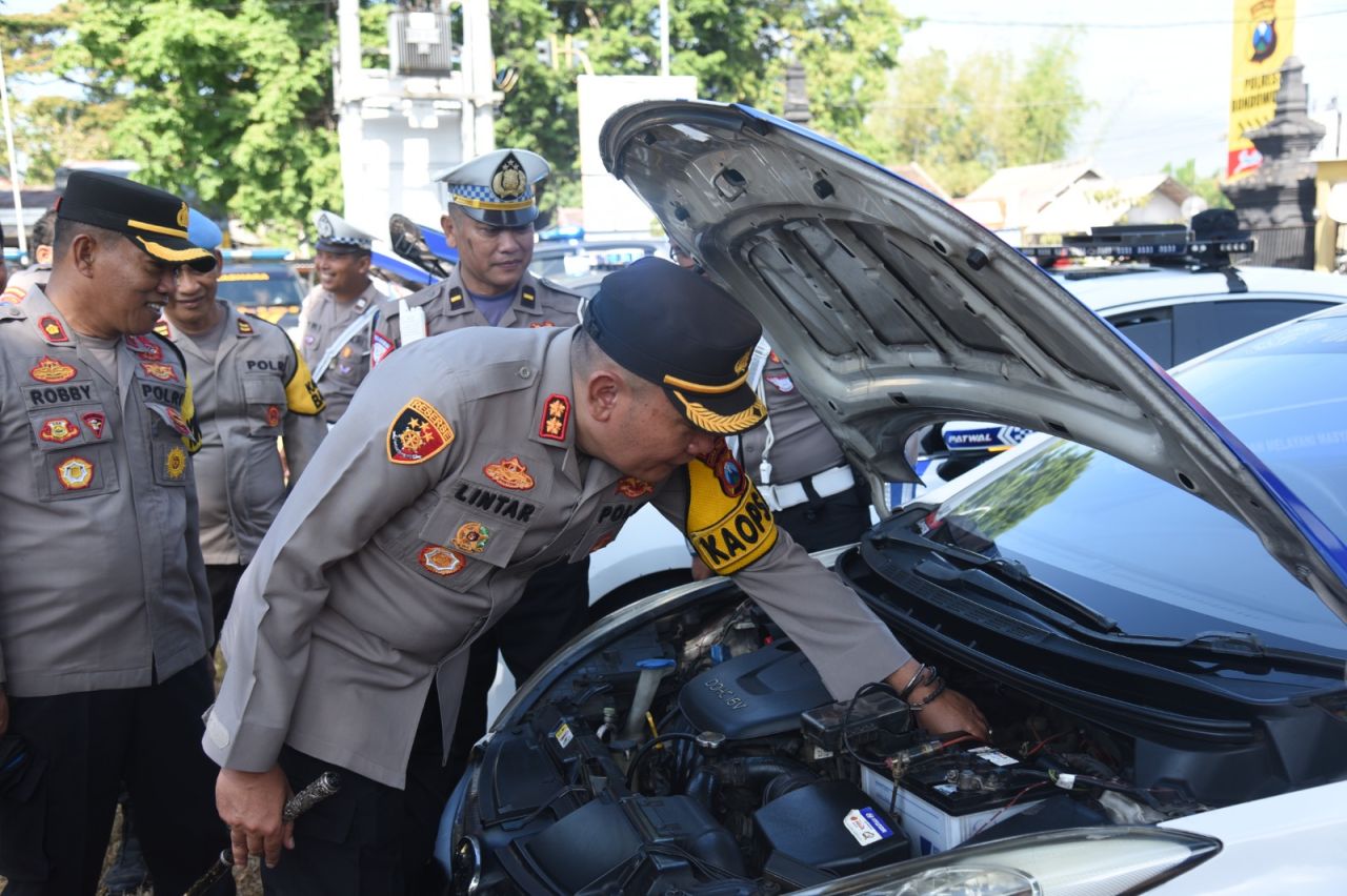 Kapolres Bondowoso AKBP Lintar Mahardhono cek ranmor R2 dan R4