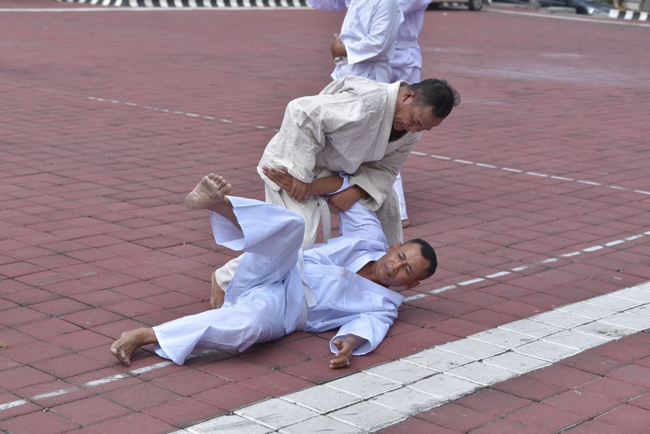 Puluhan personil Polres Gresik latihan beladiri
