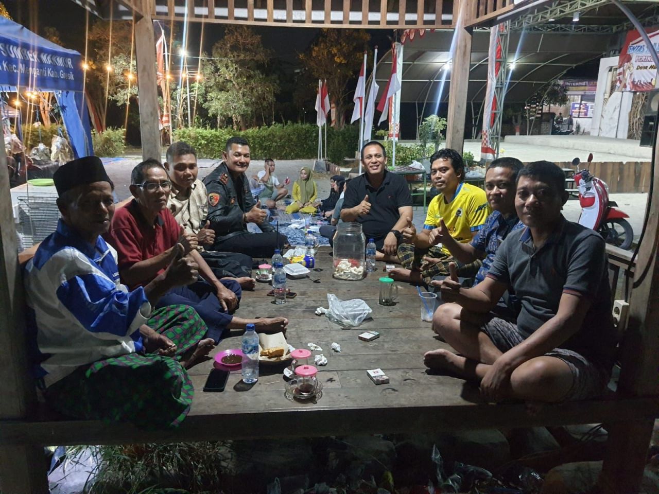 Kapolsek Menganti AKP Roni Ismullah bersama warga Desa Hulaan