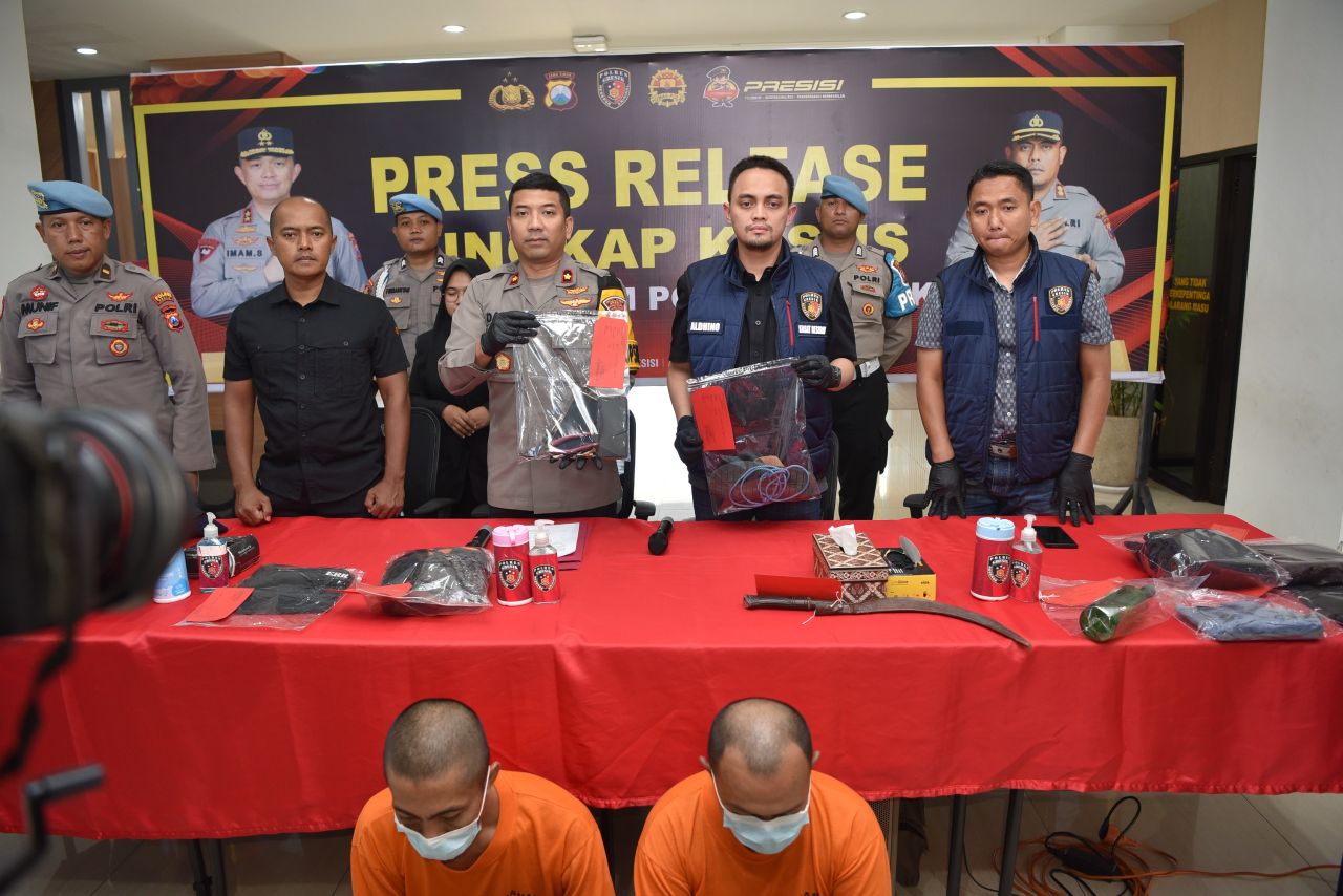 Wakapolres Gresik Kompol Danu Anindhita Kuncoro Putro didampingi Kasatreskrim Polres Gresik AKP Aldhino Prima Wirdhan