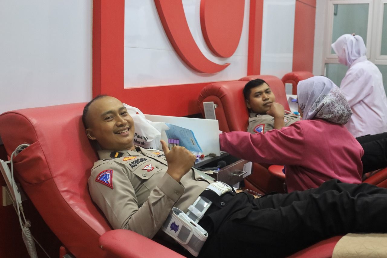 Satlantas Polres Gresik Gelar Baksos di HUT ke-69, Donor Darah dan Bagikan Air Bersih