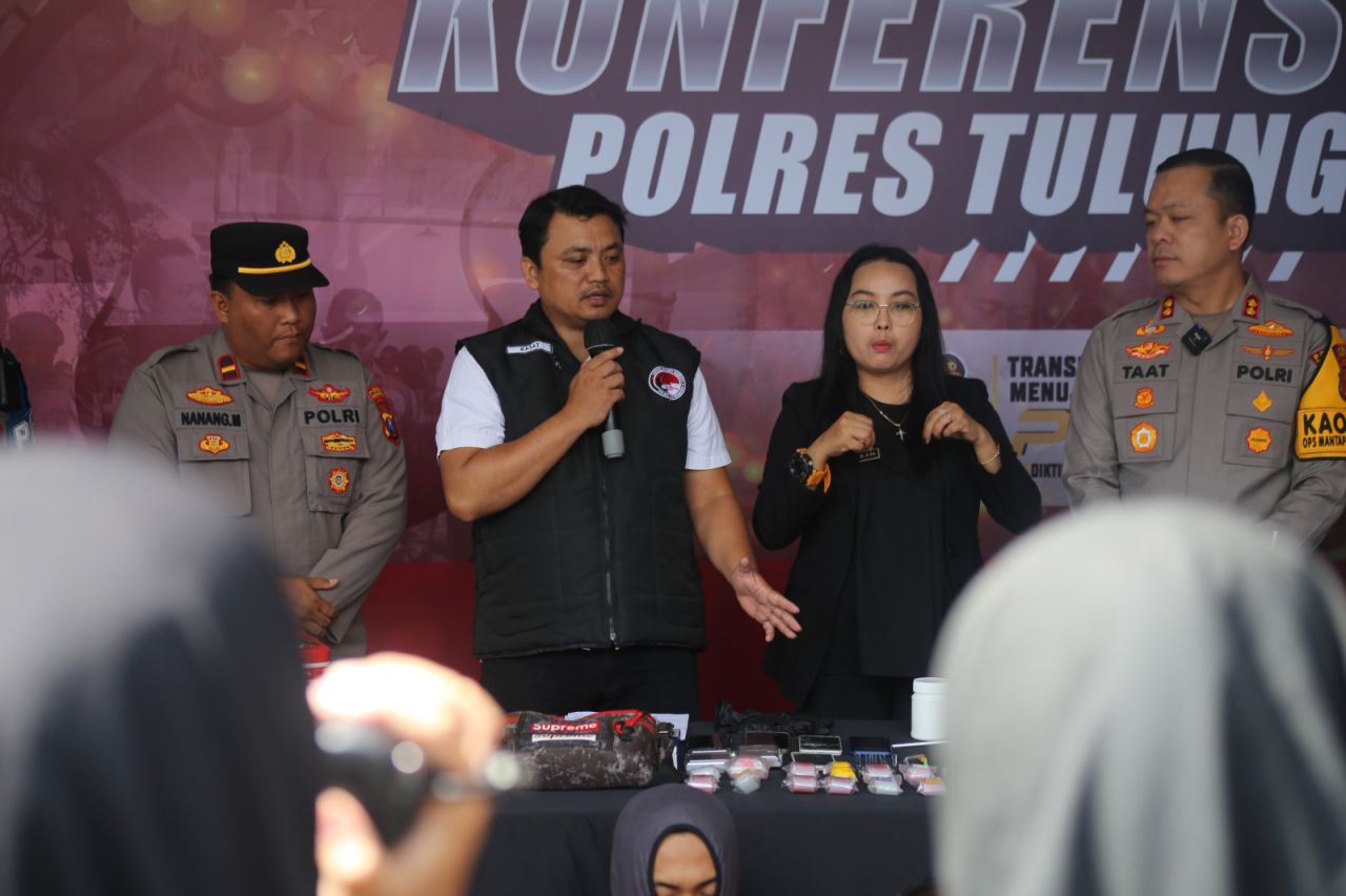 Kapolres Tulungagung AKBP Muhammad Taat Resdi didampingi Kasatnarkoba Polres Tulungagung ungkap kasus Narkoba