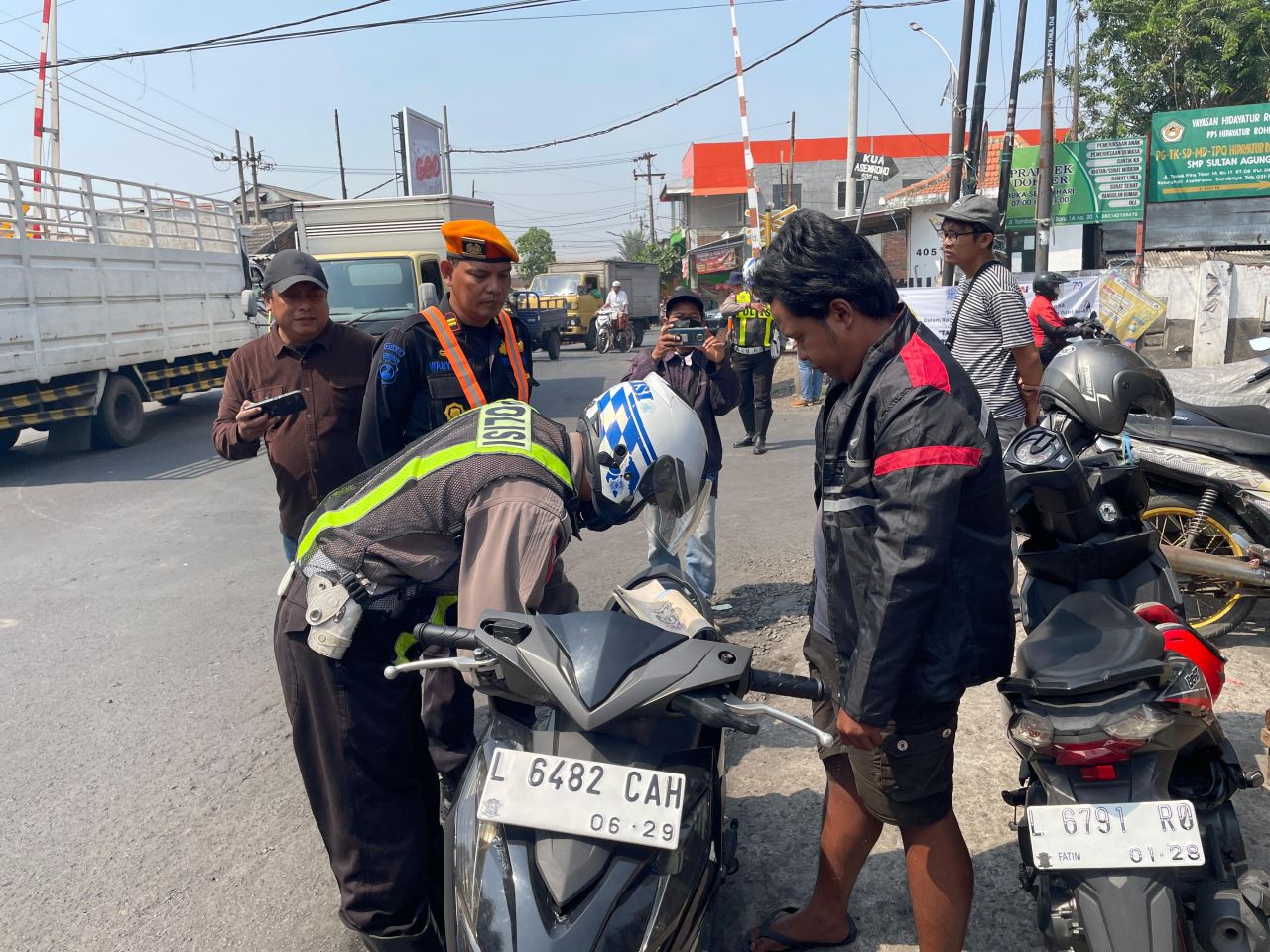 KAI Daop 8 Surabaya bersama Polres Pelabuhan Tanjung Perak Surabaya sosialisasi keselamatan perlintasan sebidang