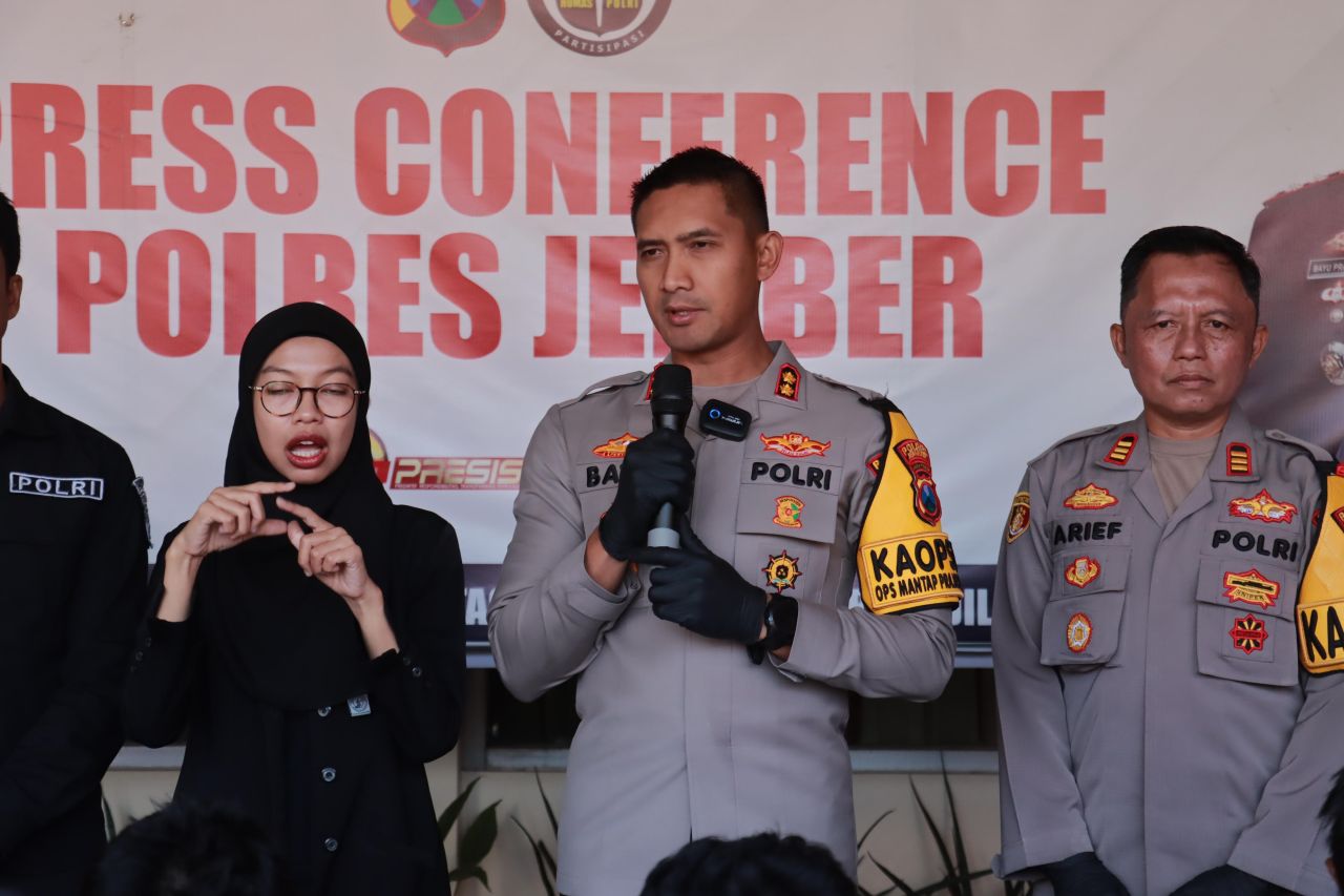 Kapolres Jember AKBP Bayu Pratama Gubunagi berikan keterangan